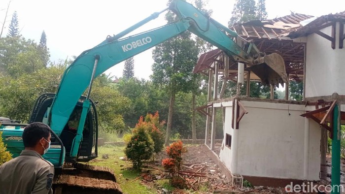 Vila dan hotel di Puncak Bogor dibongkar petugas gegara jadi biang banjir