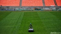 Seperti diketahui, JIS merupakan salah satu stadion terbesar dan berteknologi tinggi di Indonesia. Stadion ini pun menggunakan rumput hybrid berstandar FIFA.