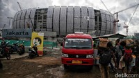 Tak heran pembangunan stadion kebanggaan Jakarta ini menjadi sorotan. Diketahui, pemasangan seluruh atap baja (metal sheet roof) hingga tertutup di stadion ini pun telah rampung sehingga sejumlah pekerja pun mulai kembali ke kampung halamannya karena telah selesai menyelesaikan pengerjaan JIS yang kini pembangunannya memasuki tahap akhir.