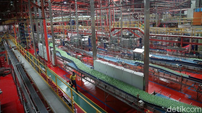 Pabrik Bekasi 1 Coca Cola Europacific Partners Indonesia mempu memproduksi 1,5 juta liter minuman setiap harinya. Yuk lihat proses produksinya.
