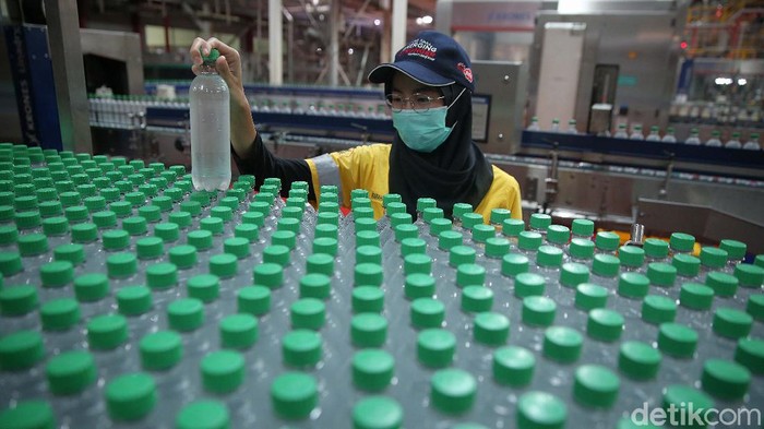 Pabrik Bekasi 1 Coca Cola Europacific Partners Indonesia mempu memproduksi 1,5 juta liter minuman setiap harinya. Yuk lihat proses produksinya.