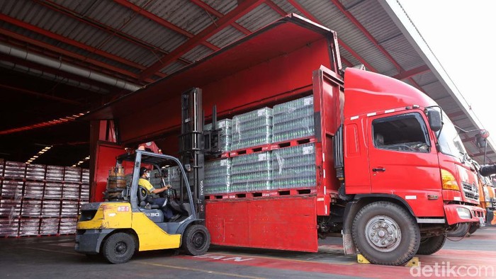 Wow! Pabrik Ini Mampu Produksi 1,5 Juta liter Minuman Tiap Hari Pabrik Bekasi 1 Coca Cola Europacific Partners Indonesia mempu memproduksi 1,5 juta liter minuman setiap harinya. Yuk lihat proses produksinya.