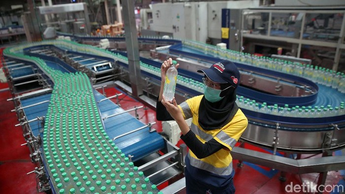 Wow! Pabrik Ini Mampu Produksi 1,5 Juta liter Minuman Tiap Hari Pabrik Bekasi 1 Coca Cola Europacific Partners Indonesia mempu memproduksi 1,5 juta liter minuman setiap harinya. Yuk lihat proses produksinya.
