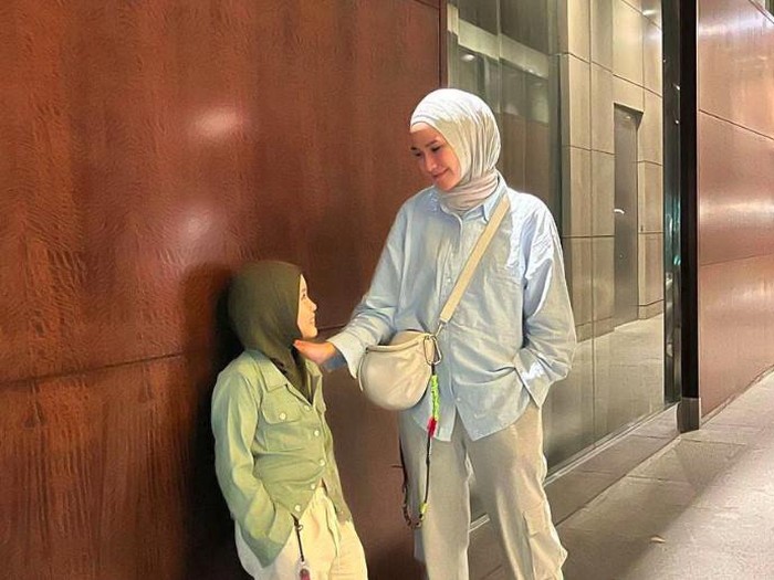 Kebersamaan Zaskia Adya Mecca dengan putrinya.