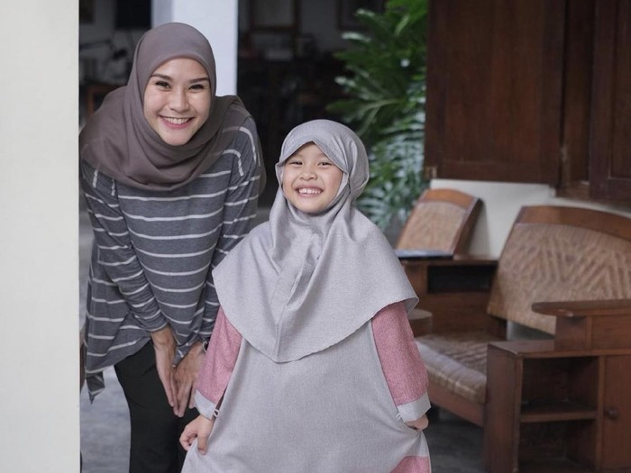 Zaskia Mecca terharu anaknya berhijab di usia 8 tahun dengan keinginan sendiri. Zaskia Mecca terharu anaknya berhijab di usia 8 tahun dengan keinginan sendiri.