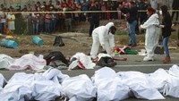 Jenazah dalam kantong mayat diletakkan di pinggir jalan setelah kecelakaan di Tuxtla Gutierrez, negara bagian Chiapas, Meksiko, Kamis (9/12/2021) waktu setempat. 