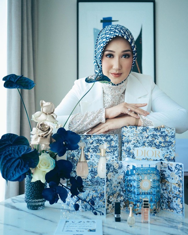 Desainer Dian Pelangi juga ikut mendukung kampanye terbaru brand asal Perancis tersebut. Ia terlihat mengenakan scarf berhias monogram Dior yang khas dan memadukanya dengan atasan gemerlapan sehingga terkesan glamour. Foto: Instagram