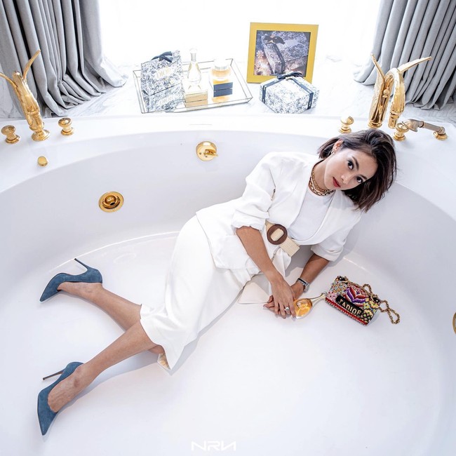 Rini Yulianti yang merupakan adik Ririn Ekawati pun ikut berpartisipasi. Ia juga memilih gaya yang lebih formal dengan padanan blazer dan rok. Ikat pinggang dan high heels biru menjadi aksen dalam penampilannya. oto: Instagram