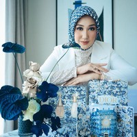 Desainer Dian Pelangi juga ikut mendukung kampanye terbaru brand asal Perancis tersebut. Ia terlihat mengenakan scarf berhias monogram Dior yang khas dan memadukanya dengan atasan gemerlapan sehingga terkesan glamour. Foto: Instagram