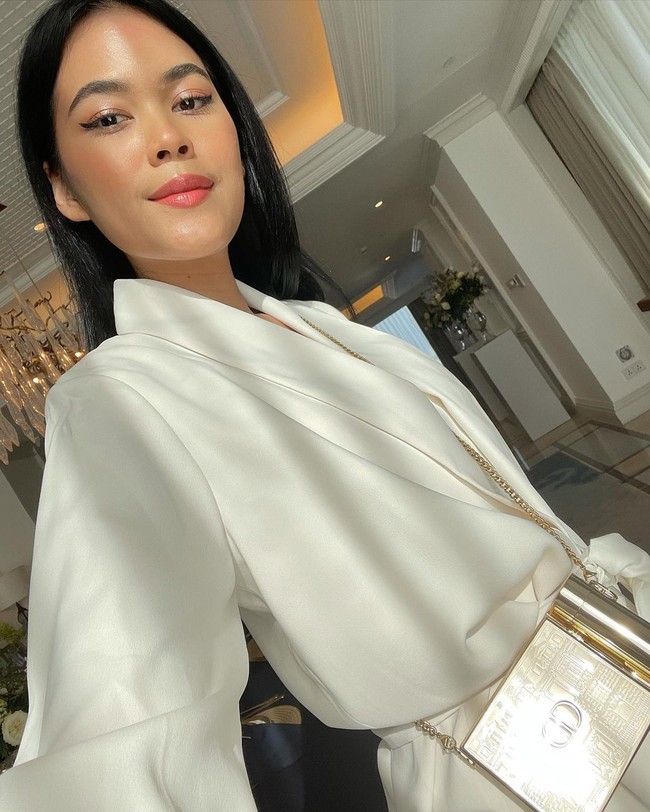 Penyanyi Kallula juga tampil mewah dengan barang-barang Dior. Bukan dress, ia memilih padanan outerwear dan celana panjang. Salah satu highlight dalam penampilannya adalah clutch couture edisi terbatas. Foto: Instagram