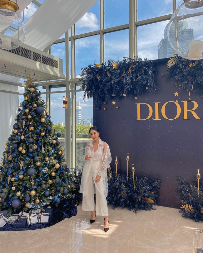 Maria Rahajeng juga hadir dalam acara Dior tersebut. Bisa dibilang ia tampil lebih praktis dari kebanyakan artis wanita tapi tetap kelihatan mewah. Di acara tersebut Maria memadukan kemeja transparan dan tank top ala lingerie.Foto: Instagram