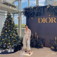 Maria Rahajeng juga hadir dalam acara Dior tersebut. Bisa dibilang ia tampil lebih praktis dari kebanyakan artis wanita tapi tetap kelihatan mewah. Di acara tersebut Maria memadukan kemeja transparan dan tank top ala lingerie.Foto: Instagram