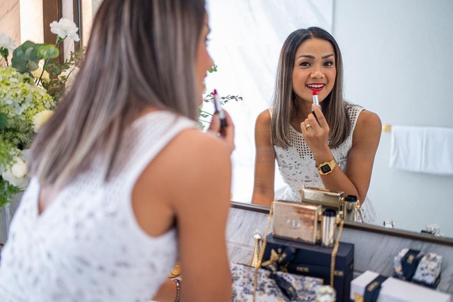 Adapun Nirina Zubir yang juga mengenakan dress putih. Dalam foto, wanita yang kini aktif sebagai pemain film tersebut menampilkan dirinya sedang merias wajah. Foto: Instagram