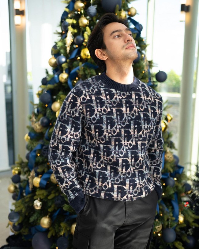 Tak hanya wanita, beberapa artis pria juga berpartisipasi dalam acara Dior Christmas Soiree. Salah satunya adalah Omar Daniel. Ia terlihat tampan hanya dengan mengenakan atasan bermonogram Dior dan celana hitam. Foto: Instagram