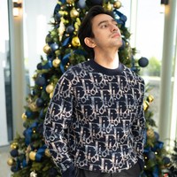 Tak hanya wanita, beberapa artis pria juga berpartisipasi dalam acara Dior Christmas Soiree. Salah satunya adalah Omar Daniel. Ia terlihat tampan hanya dengan mengenakan atasan bermonogram Dior dan celana hitam. Foto: Instagram