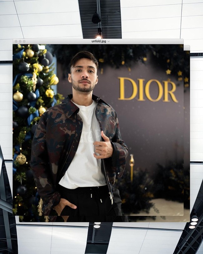 Artis pria lain yang tampil di acara Dior bertema holiday itu adalah Refal Hady. Aktor tersebut juga terlihat lebih kasual dengan padanan kaus dan jaket army. Foto: Instagram