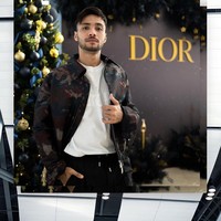Artis pria lain yang tampil di acara Dior bertema holiday itu adalah Refal Hady. Aktor tersebut juga terlihat lebih kasual dengan padanan kaus dan jaket army. Foto: Instagram