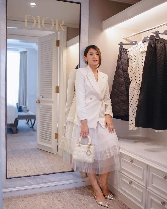 Kebanyakan artis yang berpartispasi dalam acara Dior tersebut mengenakan busana monokrom. Meski serba putih, Anissa Aziza sukses tampil mencuri atensi. Penampilannya semakin terlihat mewah dengan tas Lady Dior. Foto: Instagram