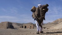 Hajji Wali Jan (66) membawa jerigen air ke rumahnya, di desa miskin di Provinsi Herat, Afghanistan.  Kekeringan di Afghanistan diperkirakan menjadi kekeringan terparah dalam 10 tahun terakhir.