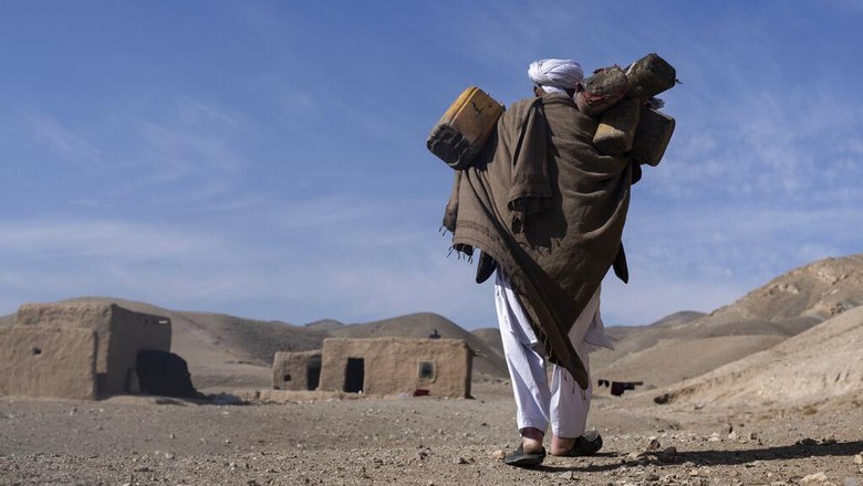 Afghanistan Running Dry The granddaughter of Hajji Wali Jan, 66, stands at the entrance of her house in Kamar Kalagh village outside Herat, Afghanistan, Friday, Nov. 26, 2021. Afghanistan’s drought, its worst in decades, is now entering its second year, exacerbated by climate change. (AP Photo/Petros Giannakouris)