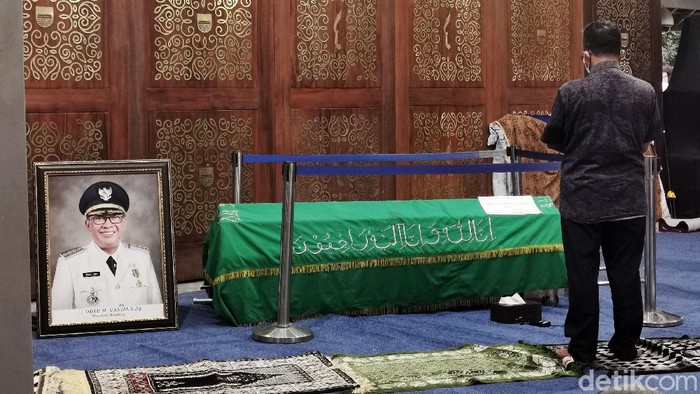 Mantan Gubernur Jabar Ahmad Heryawan (Aher) melepas jenazah Wali Kota Bandung Oded M Danial. Kemudian jenazah dibawa ke Tasikmalaya untuk dimakamkan di tempat makam keluarga.