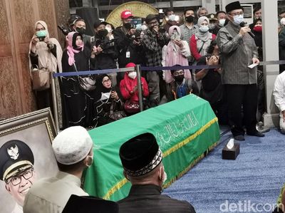 Aher Lepas Jenazah Wali Kota Oded