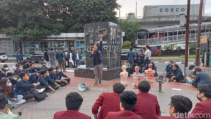 Aksi mahasiswa di Tugu 12 Mei (Anggi Muliawati/detikcom)