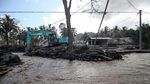 Akses Jalan yang Tertutup Material Letusan Semeru Terus Dibersihkan