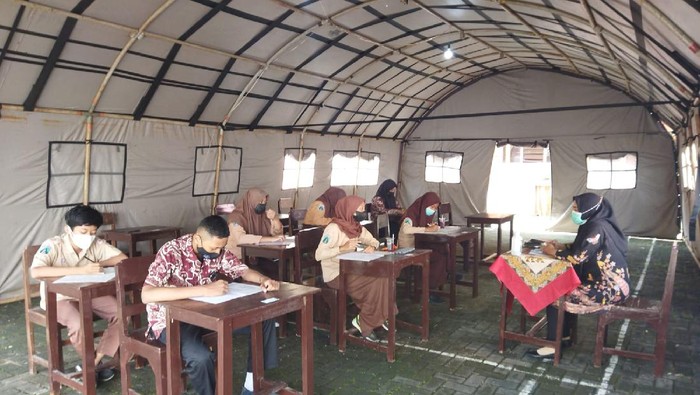 Atap kelas ambruk, pelajar SMK di Malang belajar dibawah tenda darurat