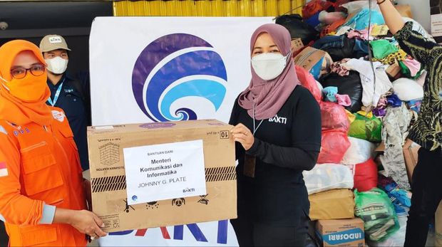 Kominfo serahkan bantuan logistik dan akses internet untuk korban bencana erupsi Gunung Semeru, Jawa Timur.