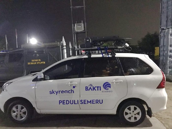 Kominfo serahkan bantuan logistik dan akses internet untuk korban bencana erupsi Gunung Semeru, Jawa Timur.
