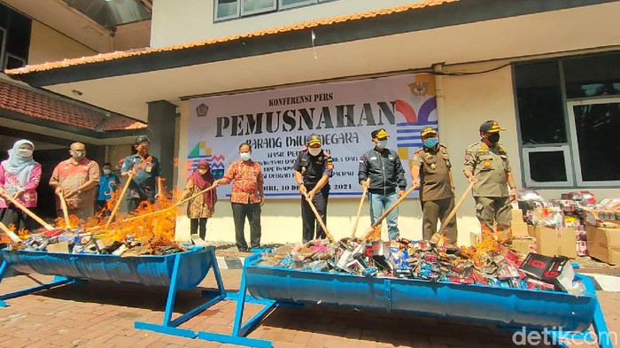 bea cukai kediri musnahkan barang ilegal