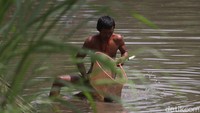 Untuk mendapatkan cacing sutra, mereka menggunakan jaring yang sudah dimodifikasi, alat itu dimasukan hingga ke dasar sungai, cacing yang bercampur lumpur pun akan masuk ke jaring tersebut.  