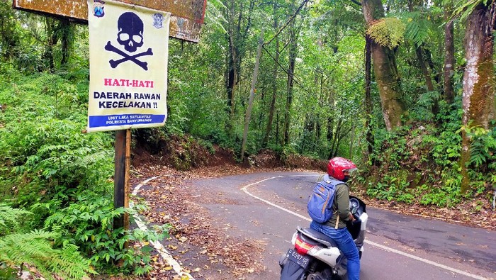 Taman Wisata Alam (TWA) Kawah Ijen merupakan destinasi wisata nomer satu di Banyuwangi. Namun untuk sampai ke Kawah Ijen, wisatawan harus melewati black spot atau titik rawan kecelakaan.
