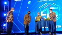 Direktur Utama PT Bank Tabungan Negara (Persero) Tbk. Haru Koesmahargyo, dan Menteri Pekerjaan Umum dan Perumahan Rakyat (PUPR) RI,Basuki Hadimoeljono, Dirjen Pembiayaan Infrastruktur Pekerjaan Umum dan Perumahan Rakyat Kementerian PUPR, Herry Trisaputra Zuna dan Komisaris Utama Bank BTN, Chandra Hamzah (kiri) berbincang di sela pemotongan tumpeng yang dilakukan secara serentak di seluruh Indonesia dalam rangka memperingati Hari Ulang Tahun (HUT) ke-45 Kredit Pemilikan Rumah (KPR) di Jakarta, Jumat (10/12). 