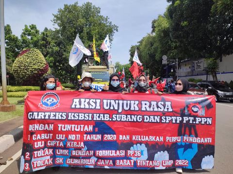 Buruh long march dari Balai Kota DKI Jakarta ke Patung Kuda untuk gelar demo, Jumat (10/12/2021).
