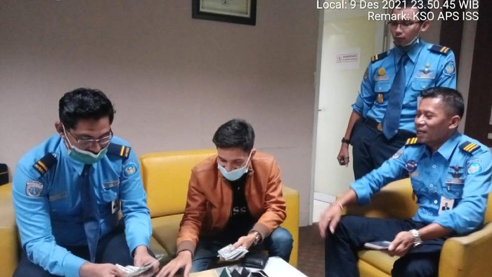 Cleaning service Bandara Soetta balikin dompet isi Rp 135 juta (dok. Istimewa)