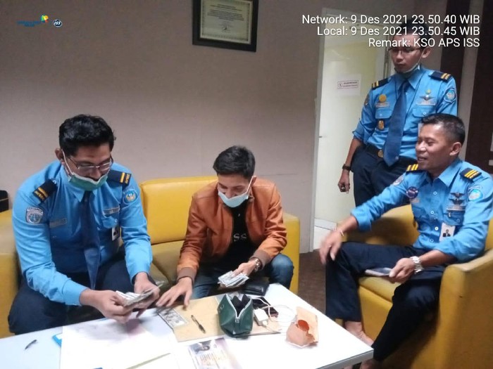 Cleaning service Bandara Soetta balikin dompet isi Rp 135 juta (dok. Istimewa)