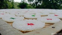 Selain menikmati rengginang ketela yang renyah gurih, pengunjung juga bisa ikut praktik membuatnya. (Rinto Heksantoro/detikcom)