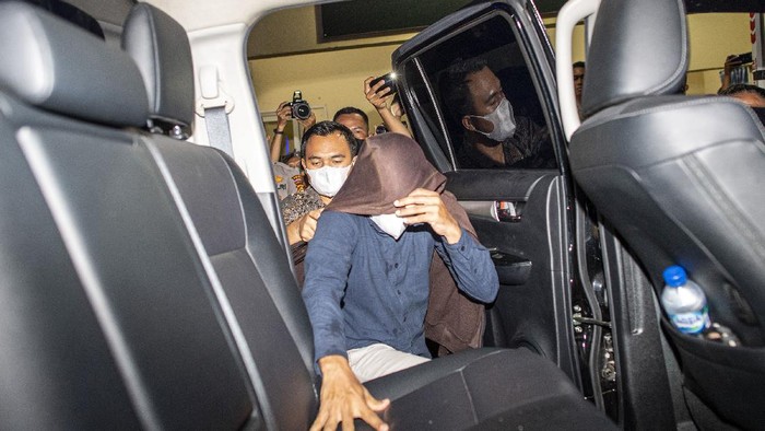 Dosen Unsri Reza Tersangka Kasus Pelecehan Mahasiswi Via Chat Ditahan Polda Sumsel menetapkan dosen Universitas Sriwijaya (Unsri) Reza Ghasarma sebagai tersangka kasus dugaan pelecehan mahasiswi lewat chat. Reza ditahan 20 hari ke depan.