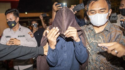 Tutupi Wajah, Dosen Unsri Reza Dibawa ke Tahanan Polda Sumsel