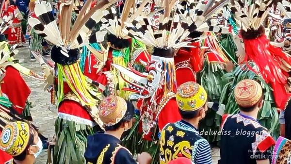 Tari kolosal yang penuh warna warni dari kostum adat Suku Dayak.