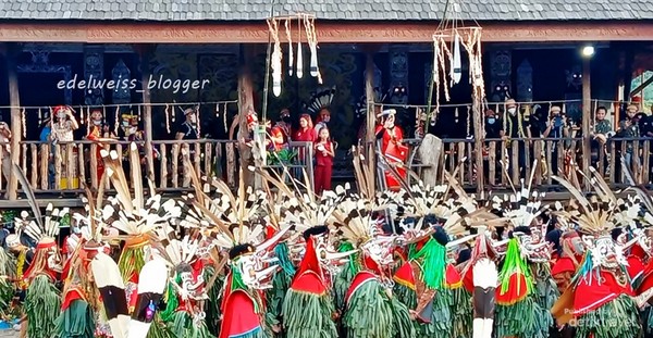 Para Hudoq berkumpul di Lapangan sebelum ritual dimulai.