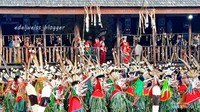 Para Hudoq berkumpul di Lapangan sebelum ritual dimulai.