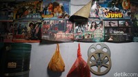 Dari perantara produser film, biasanya Nur Iyan mendapatkan dapat reel (rol) film itu. 
