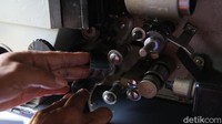 Pada tahun 2017, Iyan memutuskan untuk menjual mobil angkotnya. Hasil jual mobil digunakan untuk membeli film lagi agar jumlah koleksinya terus bertambah. 