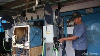 Sebab, harga satu film terbilang mahal. Satu judul film luar negeri berkisar Rp 1 juta. Satu film bisa membutuhkan 5 reel film. Nur Iyan memiliki ruangan penyimpanan khusus reel-reel film itu. 