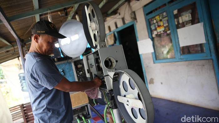 Bicara soal industri layar tancap tidak lepas dari keberadaan peralatan dan film seluloid 35mm yang menjadi nadi pertunjukan layar tancap.