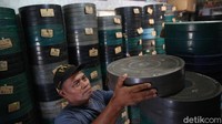Banyak penyewa film datang dari berbagai daerah di Jabodetabek datang kerumahnya. Hampir setiap malam ada pelanggan datang untuk menyewa film kecuali di malam jumat karena memang tidak ada layar tancap. 