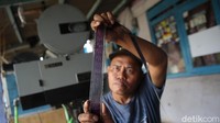 Nur Iyan dikenal sebagai pemilik koleksi film Seluloid terbanyak di Tanggerang Selatan. Bisnis penyewaaan film 35 mm untuk proyektor layar tancap miliknya beberapa pekan terakhir telah berangsur pulih. 